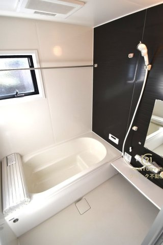 リーブルガーデン  水戸赤塚　4期　限定1棟！の浴室|浴槽への出入りが安全な低床タイプのユニットバスです。洗い場は滑りにくい速乾床ですので、お子様やご高齢の方にも安心です。自動お湯張りに追焚機能付きのオートバスです。