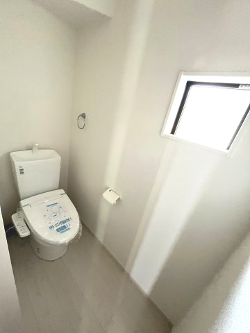 【内装】 | 福岡市東区香椎駅東1丁目3期　1号棟（全1棟）【仲介手数料無料・0円】 | 施工例。1階のトイレです。施工例は完成時と異なる場合があります。