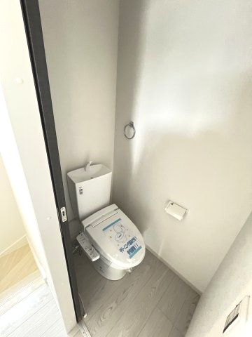 【内装】 | 福岡市東区香椎駅東1丁目3期　1号棟（全1棟）【仲介手数料無料・0円】 | 施工例。2階にもトイレです。施工例は完成時と異なる場合があります。