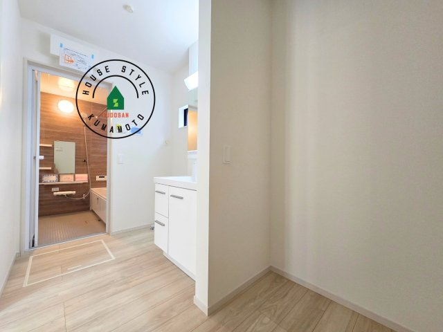 熊本市北区楠1丁目第3₋2棟(1号棟)の脱衣所|ゆとりの洗面スペースで朝の身支度もスムーズに。暮らしを快適に変えるシャワー付洗面台です！