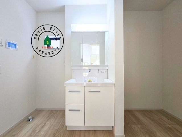 熊本市北区楠1丁目第3₋2棟(1号棟)の独立洗面台|毎日使うものだから清潔な空間を保ちたい水回り。洗面にはそんな願いを解消させてくれる収納アイデアが満載です。三面鏡の裏側にはキャビネットが現れ小物から背の高い物まで収納できます。