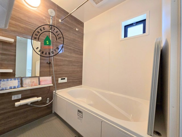 熊本市北区楠1丁目第3₋2棟(1号棟)の浴室|1日の疲れを癒してくれる広々バスルーム。雨の日のお洗濯にも大活躍な浴室乾燥機付です！