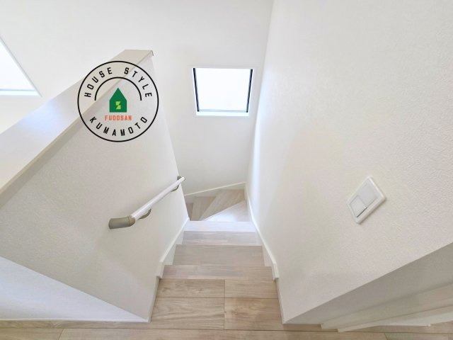 熊本市北区楠1丁目第3₋2棟(1号棟)の内装|＜手すり付階段＞手すりがないと階段の昇り降りで危険なことはもちろん、壁に手をつきながら歩くことで壁紙が汚れやすくなります。すべての方に快適に昇り降りしていただくため、手すりを設置しました。