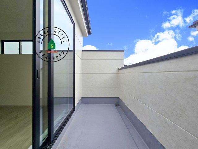 熊本市北区楠1丁目第3₋2棟(1号棟)のバルコニー|風をしっかりと感じられるバルコニーでは、毎日が洗濯日和です。広々としているので洗濯も楽しくなるでしょうし、気分転換にバルコニーからの眺めを楽しむのもいいでしょう。