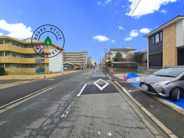 熊本市北区楠1丁目第3₋2棟(1号棟)の前面道路含む現地写真|前面道路は閑静な住宅地をはしる車通りの少ない道路。お車の出し入れが苦手なママや小さなお子様にも安心ですね。しっかり舗装もされているので、ベビーカーや自転車で通っても快適に通行できます。