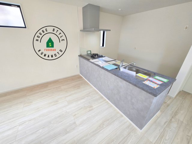 熊本市北区楠1丁目第3₋2棟(1号棟)のダイニング|キッチンから立ち込める香りが今日の料理を期待させます。