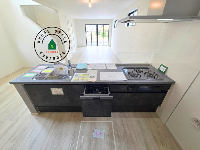 熊本市北区楠1丁目第3₋2棟(1号棟)のキッチン|ご家族を近くに感じられる対面キッチンのLDK。会話もはずみそうですね。