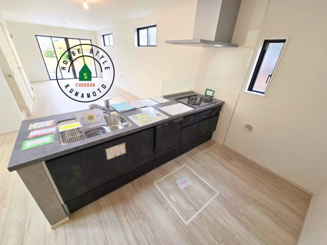 熊本市北区楠1丁目第3₋2棟(1号棟)のキッチン|明るいキッチン作業スペースを多くとりました。ご夫婦でキッチンに立っても調理がしやすい広さです。食器類もすっきりと片付く収納は魅力的です。