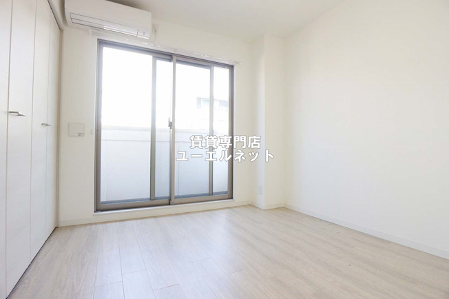 【寝室】 | レジデンスコート豊中庄内 | 明るく開放感のある居室で、自分だけのくつろぎ空間を。