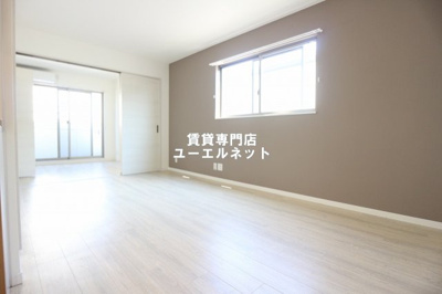 【居間・リビング】 | レジデンスコート豊中庄内 | ゆったりとくつろげる、落ち着きのある居室空間です