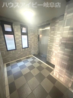 【エントランス】 | ネオステージ野一色4階部分！素敵にリフォーム完成です♪マックスバリューまで徒歩3分！ | ネオステージ野一色4階部分！素敵にリフォーム完成です♪マックスバリューまで徒歩3分！