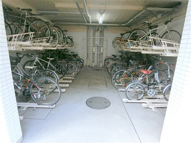 レジディア蒲田Ⅴのその他共用部分|イェン付きラック式の駐輪場