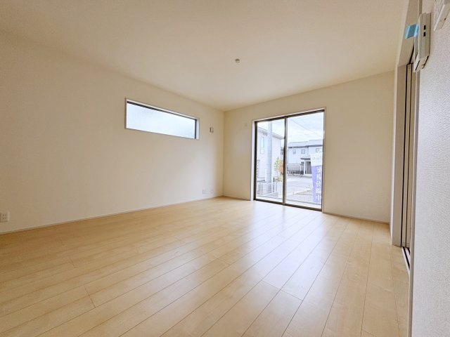 新築戸建・新築建売　福島市笹谷字塗谷地【長期優良住宅】笹谷小・信陵中の居間・リビング|ホワイトを基調とした明るく開放的なLDKです！