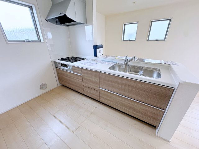 新築戸建・新築建売　福島市笹谷字塗谷地【長期優良住宅】笹谷小・信陵中のキッチン|3口コンロなのでご飯を作りながらお弁当のおかずも作れて便利！