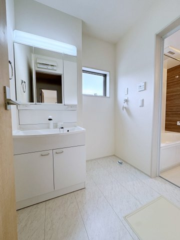 新築戸建・新築建売　福島市笹谷字塗谷地【長期優良住宅】笹谷小・信陵中の独立洗面台|三面鏡タイプの独立洗面台で、身だしなみチェックも収納力も◎洗面まわりもすっきり清潔に保てます！