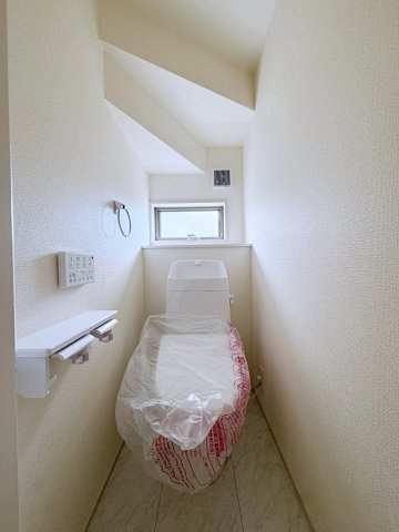 新築戸建・新築建売　福島市笹谷字塗谷地【長期優良住宅】笹谷小・信陵中のトイレ|小窓付きで自然光が入る明るくて爽やかなトイレ空間です！