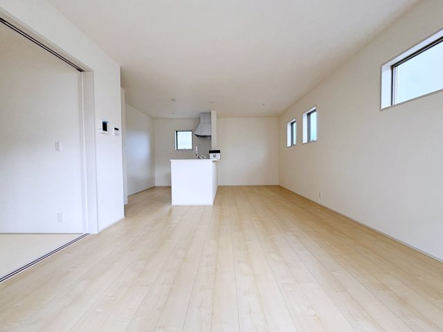 新築戸建・新築建売　福島市笹谷字塗谷地【長期優良住宅】笹谷小・信陵中の居間・リビング|白を基調とした内装は空間を広く見せナチュラルで洗練された印象を与えます♪