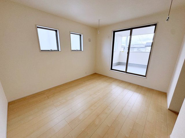 新築戸建・新築建売　福島市笹谷字塗谷地【長期優良住宅】笹谷小・信陵中の洋室|2面採光で明るい洋室です！ホワイト基調の爽やか空間からインナーバルコニーにも出られます♪