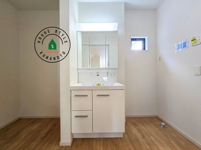 熊本市北区楠1丁目第3₋2棟(2号棟)の独立洗面台|毎日使うものだから清潔な空間を保ちたい水回り。洗面にはそんな願いを解消させてくれる収納アイデアが満載です。三面鏡の裏側にはキャビネットが現れ小物から背の高い物まで収納できます。