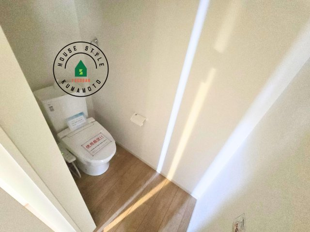 熊本市北区楠1丁目第3₋2棟(2号棟)のトイレ|温水洗浄便座を完備しております。2ヶ所にトイレがあるのは朝の慌ただしい時間も安心です。