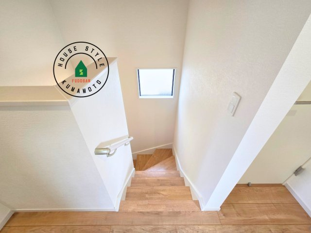 熊本市北区楠1丁目第3₋2棟(2号棟)の内装|＜手すり付階段＞手すりがないと階段の昇り降りで危険なことはもちろん、壁に手をつきながら歩くことで壁紙が汚れやすくなります。すべての方に快適に昇り降りしていただくため、手すりを設置しました。