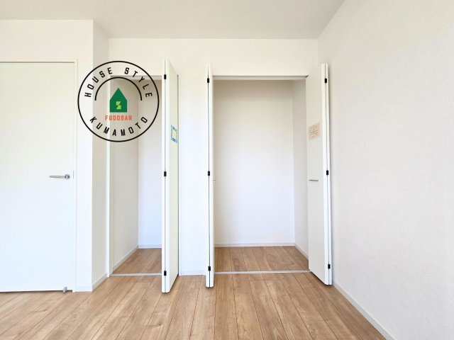 熊本市北区楠1丁目第3₋2棟(2号棟)の収納|洋服や大きな荷物が多い方や人数の多いご家族などは、一般的なクローゼットよりもウォークインクローゼットのほうが使い勝手が良いです。