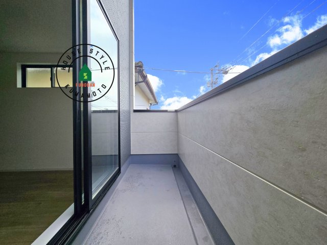 熊本市北区楠1丁目第3₋2棟(2号棟)のバルコニー|風をしっかりと感じられるバルコニーでは、毎日が洗濯日和です。広々としているので洗濯も楽しくなるでしょうし、気分転換にバルコニーからの眺めを楽しむのもいいでしょう。