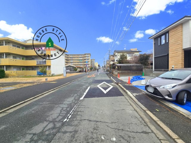 熊本市北区楠1丁目第3₋2棟(2号棟)の前面道路含む現地写真|前面道路は閑静な住宅地をはしる車通りの少ない道路。お車の出し入れが苦手なママや小さなお子様にも安心ですね。しっかり舗装もされているので、ベビーカーや自転車で通っても快適に通行できます。