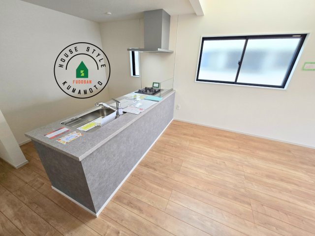 熊本市北区楠1丁目第3₋2棟(2号棟)のダイニング|キッチンから立ち込める香りが今日の料理を期待させます。