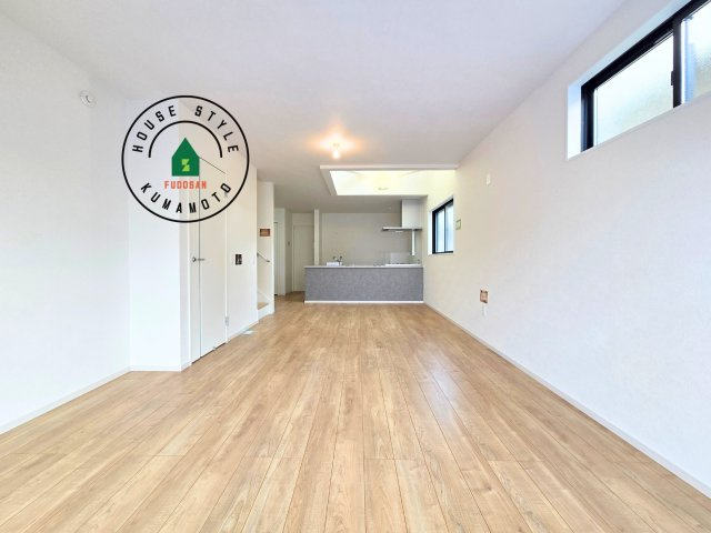 熊本市北区楠1丁目第3₋2棟(2号棟)の居間・リビング|キッチンからリビングをしっかり確認できます。家族の笑顔があふれる空間になりそうですね。