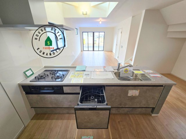 熊本市北区楠1丁目第3₋2棟(2号棟)のキッチン|ご家族を近くに感じられる対面キッチンのLDK。会話もはずみそうですね。