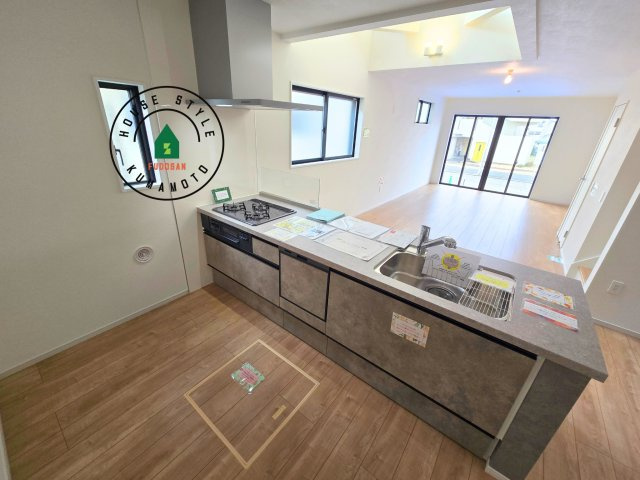 熊本市北区楠1丁目第3₋2棟(2号棟)のキッチン|明るいキッチン作業スペースを多くとりました。ご夫婦でキッチンに立っても調理がしやすい広さです。食器類もすっきりと片付く収納は魅力的です。