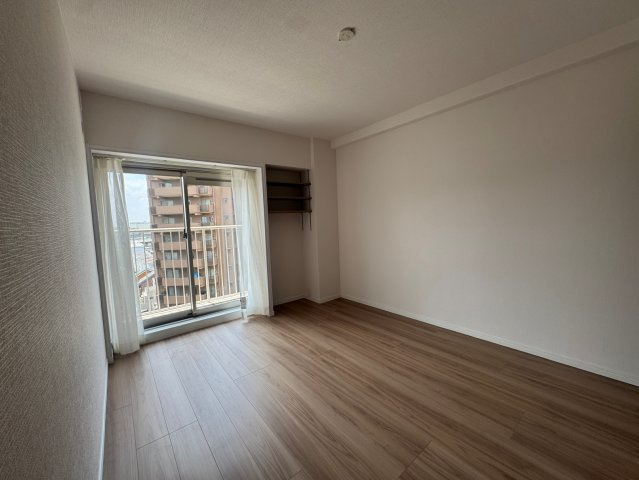 浦和白幡東高層住宅１号棟の洋室|明るい洋室です