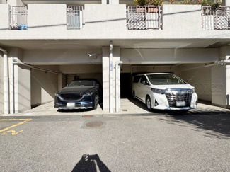【駐車場】 | マンションの駐車場スペース。空きの有無や駐車料金、サイズ規定などについては、改めてお問い合わせください。～即日のご見学可能～　お問合せはお気軽にどうぞ。