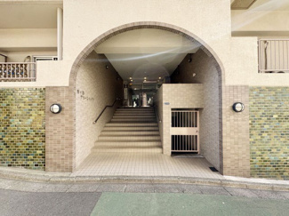 【エントランス】 | オートロックを備えた、マンションのエントランス。やはりセキュリティの観点は欠かすことができません。皆様を“安全”に送り出し、出迎えてくれます。～即日のご見学可能～　お問合せはお気軽にどうぞ。