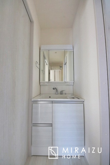 【独立洗面台】 | 洗濯機置き場、脱衣スペースもしっかりと確保されている洗面室。
水回りが集結した間取りなので、お料理やお洗濯物、お掃除の同時進行も可能です。