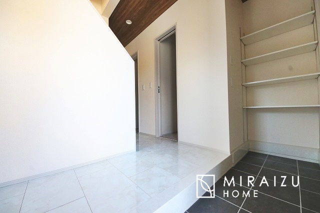 【玄関】 | 永く住むからこそシンプルで飽きのこないデザインに。ただいま、おかえりの温かな声が聞こえる玄関。