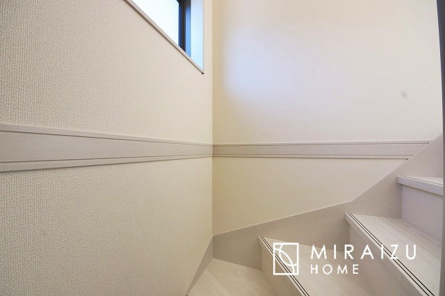 【内装】 | 安全性に配慮した手すり、清潔感や明るい陽光を取り入れてくれる窓がある階段。LED照明付きでお財布にもやさしいつくり。