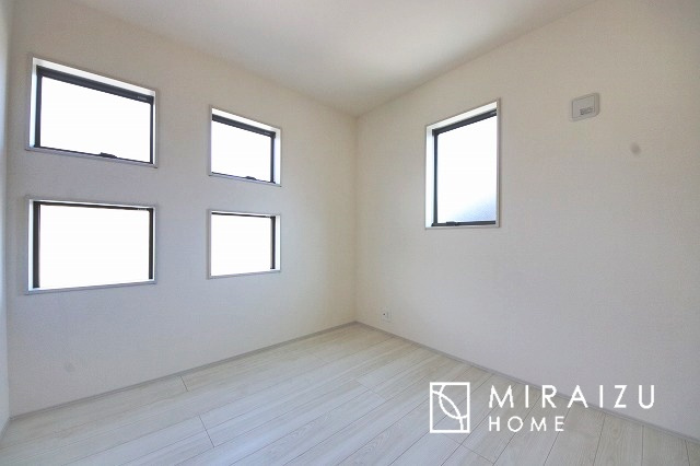 【その他】 | 収納力も自慢です。お洋服がお好きなお客様も多いですよね、衣替えをしなくてもお洋服をしまっておけそうなくらいの広さですね！
