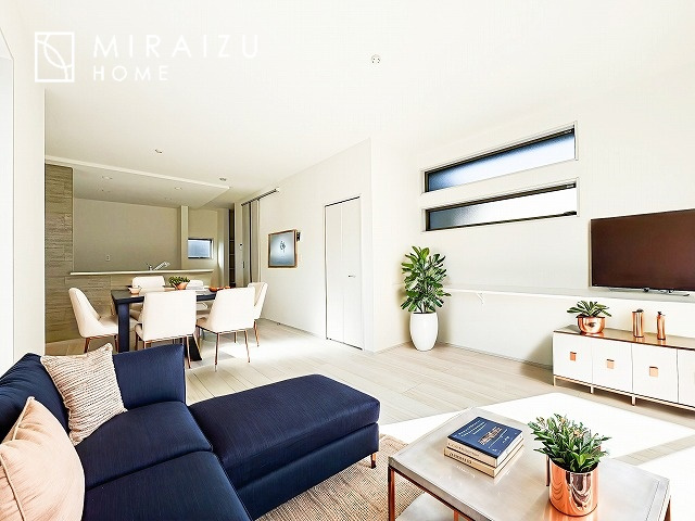 【居間・リビング】 | お子さんが宿題をしたり、ちょっとした作業もできる、家族みんながそれぞれの時間を過ごせるリビングです。※実際の写真に家具等を重ねたCG画像です。