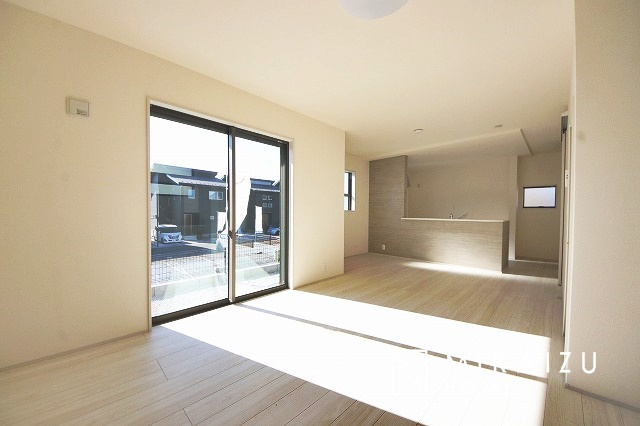 【居間・リビング】 | 食事を取るスペースもリラックスしてくつろげるスペースもお子さんが勉強するスペースも兼ね備えたリビングダイニング。