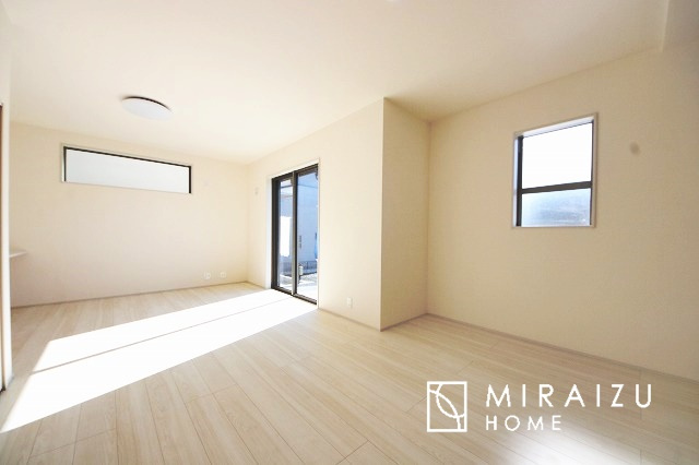 【居間・リビング】 | 窓が多いと温かな太陽の光と心地いい風が室内へと入ります。家族が集まるリビングは明るく過ごしやすいつくりです。窓が多いお家は住みやすい証です。