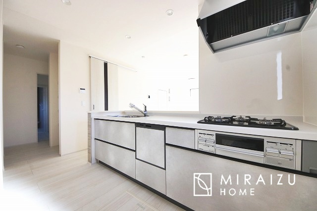 【キッチン】 | 収納に様々な工夫がされていて出しやすく片付けやすい、散らかりにくいキッチンになっています！人工大理石の天板や深型シンクなど、デザイン性と機能性を兼ね備えているので見せたいキッチンになっています。