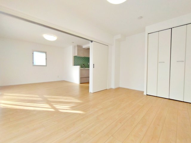 サニーヒル今宿九号棟の居間・リビング|こちらの居間で趣味の時間をお楽しみください