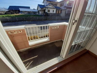 【バルコニー】 | メゾンコニファーⅡ | バルコニーからの眺めを楽しみながら食事をしませんか