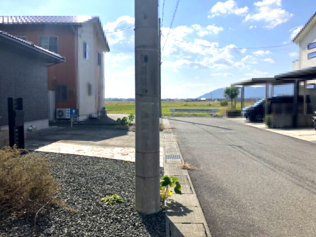 高島市安曇川町青柳中古戸建の前面道路含む現地写真