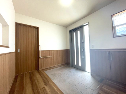 高島市安曇川町青柳中古戸建の玄関