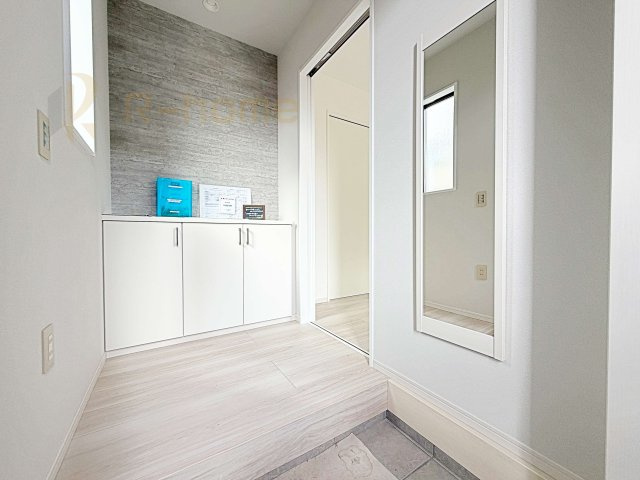 取手市井野9期　新築戸建て　1号棟の玄関|大きな下駄箱で玄関廻りスッキリ♪お出かけ時に便利なミラー付きです！