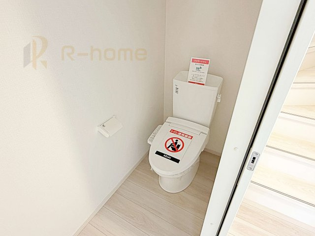 取手市井野9期　新築戸建て　1号棟のトイレ|温水洗浄便座付きのトイレ。
トイレが２ヵ所設置で朝の忙しい時間でも安心です。