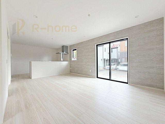 取手市井野9期　新築戸建て　1号棟の居間・リビング|広くて明るいＬＤＫ♪ アクセントクロスがお洒落なくつろぎ空間です！